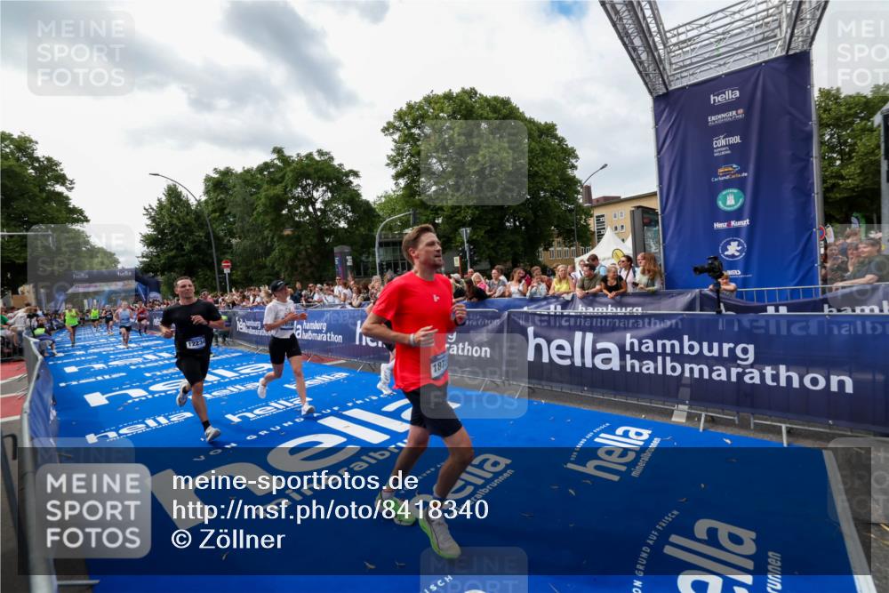 29.06.2025 - hella hamburg halbmarathon Zöllner http://msf.ph/oto/8418340 29.06.2025 10:29:32 Ziel 2021, 2180, 8784, 9137, 10156, 10790, 12234, 15880, 16118, 17197, 18737, 19203 meine-sportfotos.de