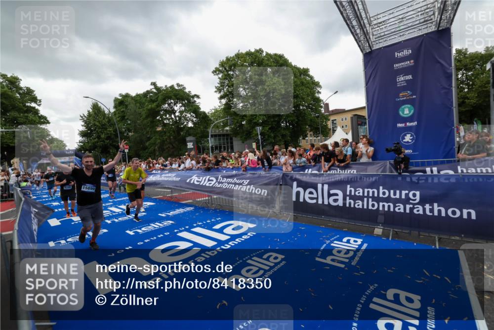 29.06.2025 - hella hamburg halbmarathon Zöllner http://msf.ph/oto/8418350 29.06.2025 10:51:49 Ziel 2396, 6286, 7224, 8710, 8819, 9793, 12224, 15427, 15496, 15727, 15831, 15899, 16907, 17682, 19053 meine-sportfotos.de