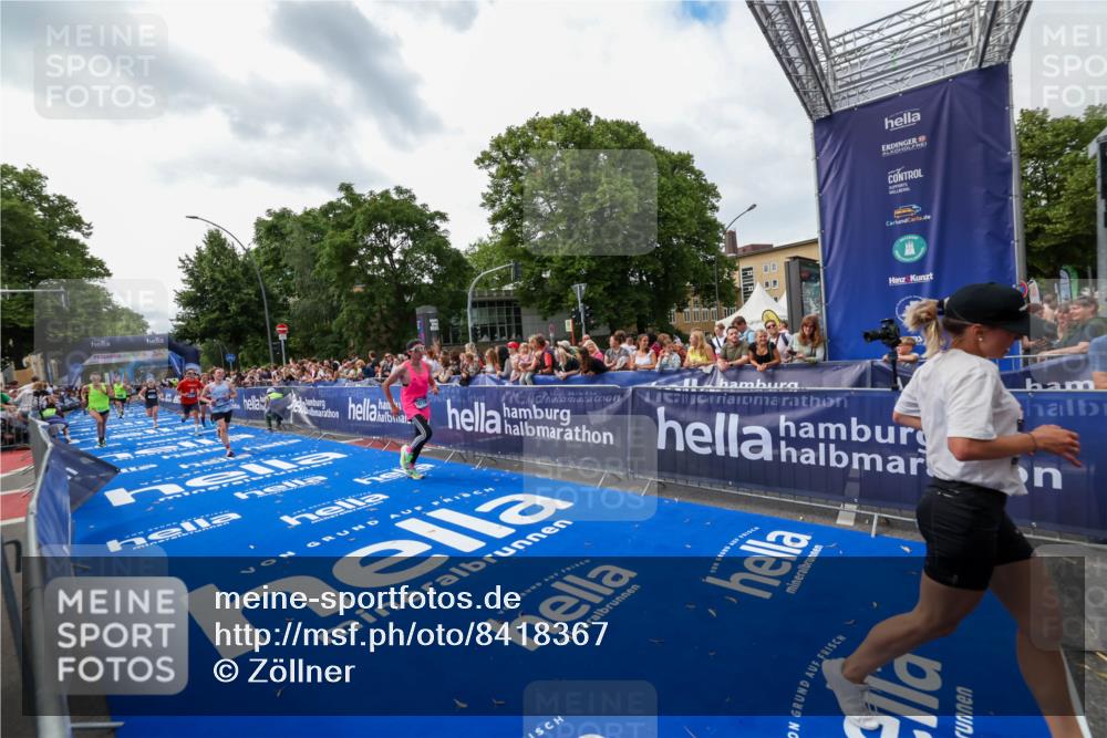 29.06.2025 - hella hamburg halbmarathon Zöllner http://msf.ph/oto/8418367 29.06.2025 10:29:34 Ziel 2021, 2180, 8784, 9137, 10156, 10790, 12234, 16118, 17197 meine-sportfotos.de