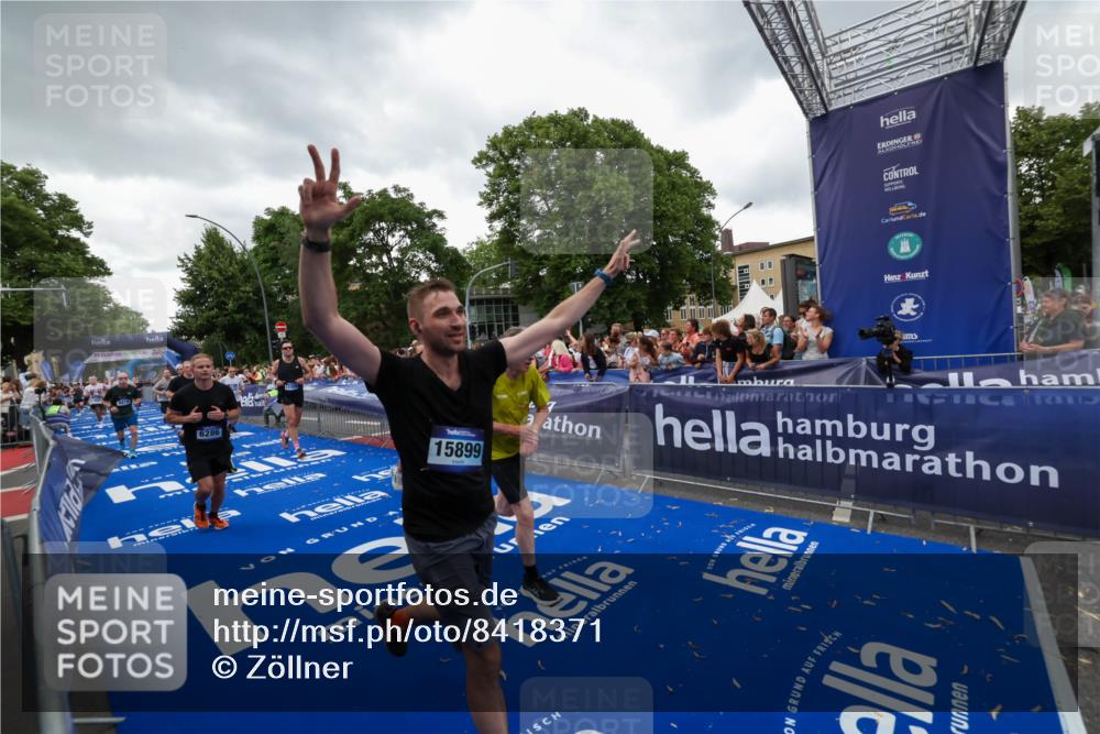 29.06.2025 - hella hamburg halbmarathon Zöllner http://msf.ph/oto/8418371 29.06.2025 10:51:50 Ziel 2396, 6286, 7224, 8710, 8819, 9793, 9959, 12224, 15427, 15727, 15831, 15899, 16907, 17682, 19053, 19137 meine-sportfotos.de