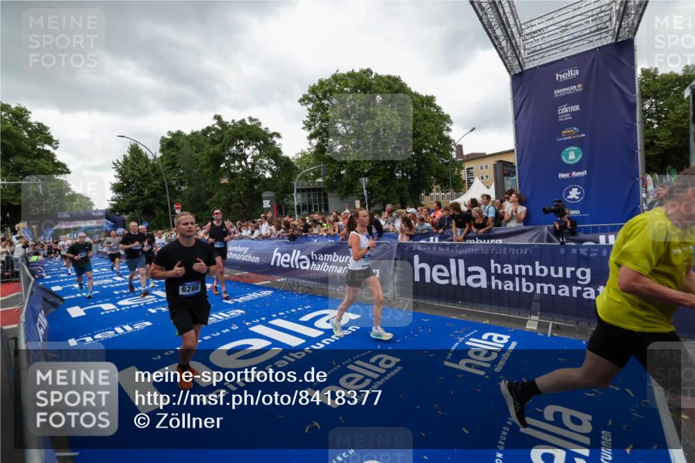 29.06.2025 - hella hamburg halbmarathon Zöllner http://msf.ph/oto/8418377 29.06.2025 10:51:50 Ziel 2396, 6286, 7224, 8710, 8819, 9793, 9959, 12224, 15427, 15727, 15831, 15899, 16907, 17682, 19053, 19137 meine-sportfotos.de