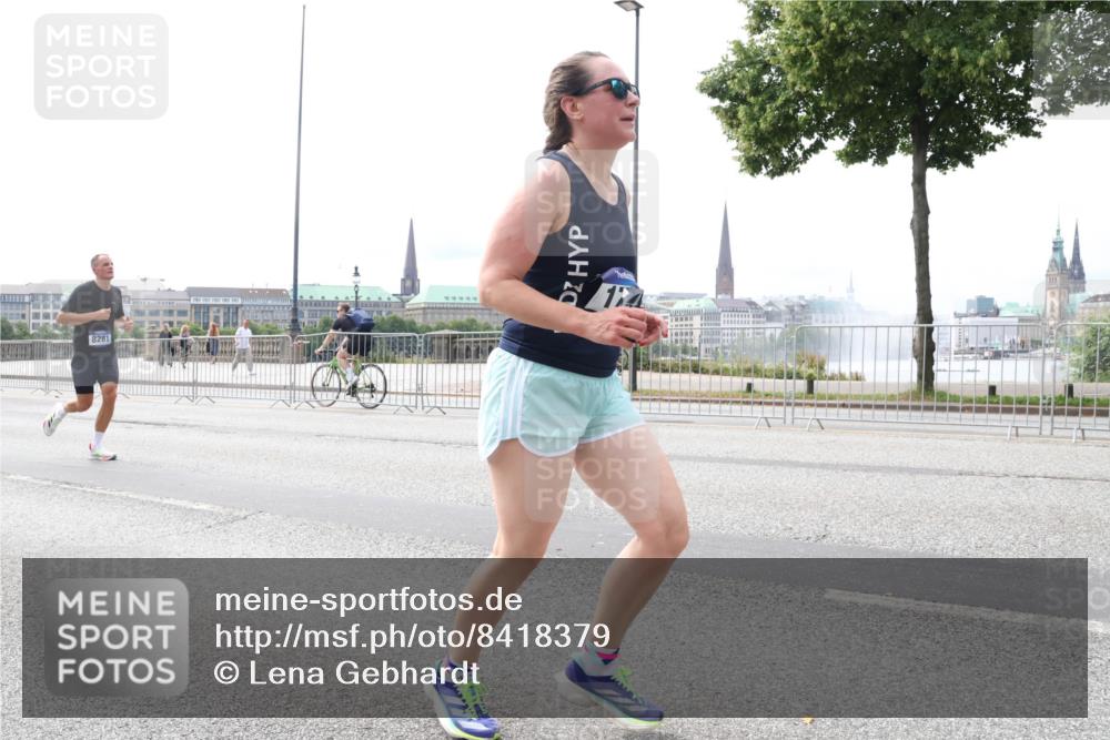 29.06.2025 - hella hamburg halbmarathon Lena Gebhardt http://msf.ph/oto/8418379 29.06.2025 10:27:08 Lombardsbrücke 1530, 1793, 1973, 2045, 2306, 2775, 4358, 4507, 4509, 5494, 5495, 5707, 5825, 6259, 6625, 6637, 7069, 7234, 7314, 7944, 8056, 8281, 9186, 9349, 10077, 10465, 11110, 11740, 11766, 12071, 13462, 14020, 14021, 15027, 15108, 15641, 15878, 16479, 16788, 17049, 17300, 17445, 17675, 18074, 18097, 18516, 18962, 18976, 18978 meine-sportfotos.de