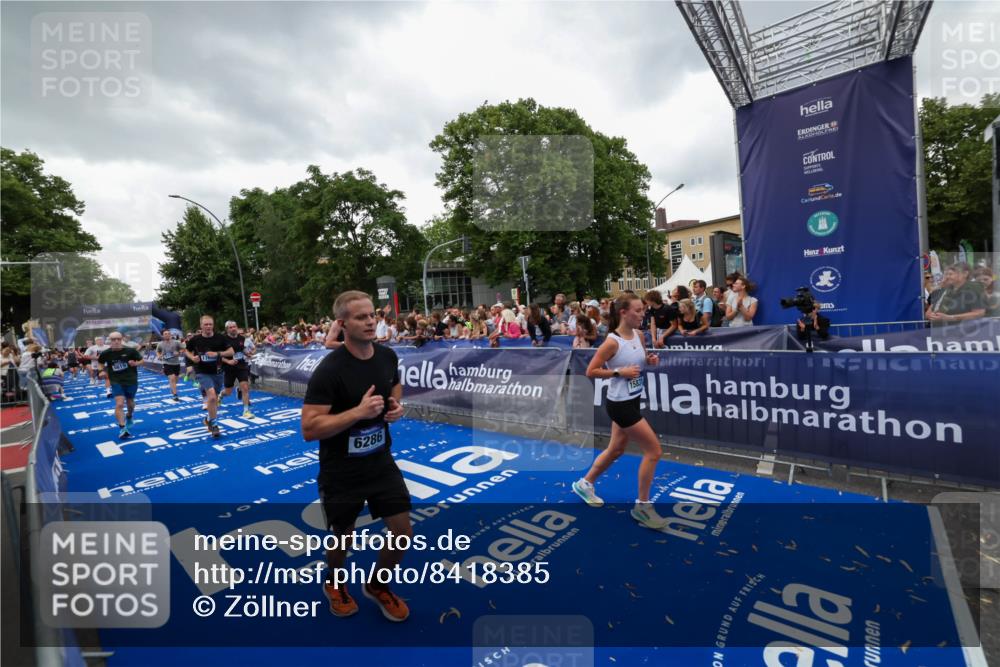 29.06.2025 - hella hamburg halbmarathon Zöllner http://msf.ph/oto/8418385 29.06.2025 10:51:51 Ziel 2396, 6286, 7224, 8710, 8819, 9793, 9959, 12224, 15427, 15727, 15831, 15899, 16907, 17682, 17815, 19053, 19137 meine-sportfotos.de