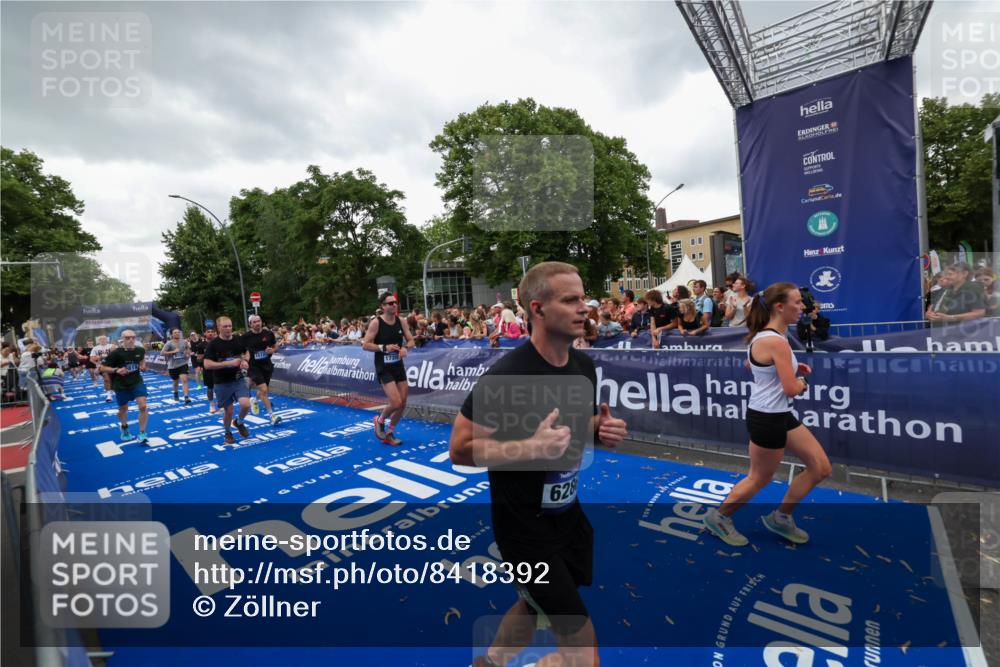 29.06.2025 - hella hamburg halbmarathon Zöllner http://msf.ph/oto/8418392 29.06.2025 10:51:51 Ziel 2396, 6286, 7224, 8710, 8819, 9793, 9959, 12224, 15427, 15727, 15831, 15899, 16907, 17682, 17815, 19053, 19137 meine-sportfotos.de