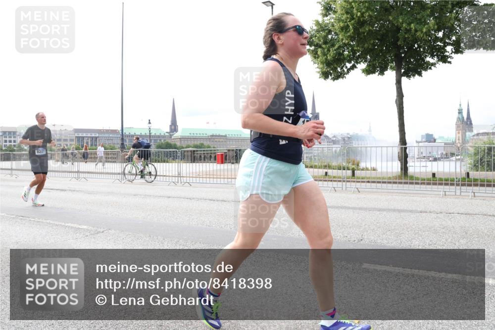 29.06.2025 - hella hamburg halbmarathon Lena Gebhardt http://msf.ph/oto/8418398 29.06.2025 10:27:08 Lombardsbrücke 1530, 1793, 1973, 2045, 2306, 2775, 4358, 4507, 4509, 5494, 5495, 5707, 5825, 6259, 6625, 6637, 7069, 7234, 7314, 7944, 8056, 8281, 9186, 9349, 10077, 10465, 11110, 11740, 11766, 12071, 13462, 14020, 14021, 15027, 15108, 15641, 15878, 16479, 16788, 17049, 17300, 17445, 17675, 18074, 18097, 18516, 18962, 18976, 18978 meine-sportfotos.de