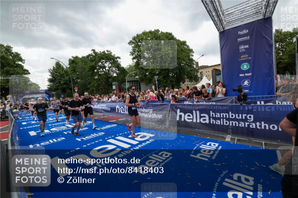 29.06.2025 - hella hamburg halbmarathon Zöllner http://msf.ph/oto/8418403 29.06.2025 10:51:51 Ziel 2396, 6286, 7224, 8710, 8819, 9793, 9959, 12224, 15427, 15727, 15831, 15899, 16907, 17682, 17815, 19053, 19137 meine-sportfotos.de