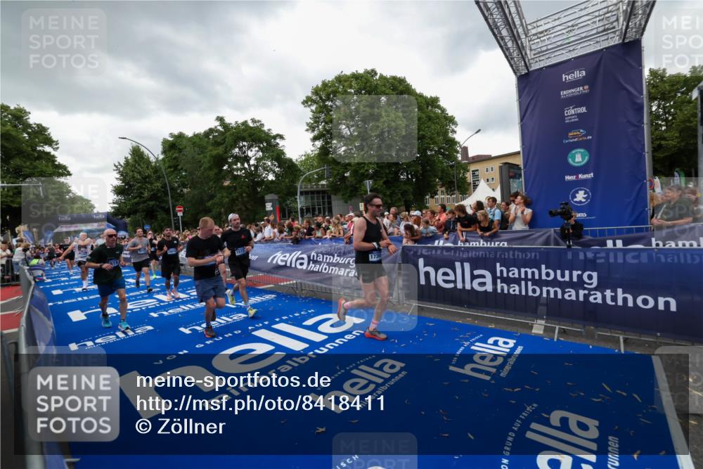 29.06.2025 - hella hamburg halbmarathon Zöllner http://msf.ph/oto/8418411 29.06.2025 10:51:52 Ziel 2396, 2818, 2823, 2880, 4297, 6286, 7224, 8710, 8819, 8856, 9793, 9959, 12224, 15427, 15727, 15831, 16907, 17682, 17815, 17962, 19053, 19137 meine-sportfotos.de