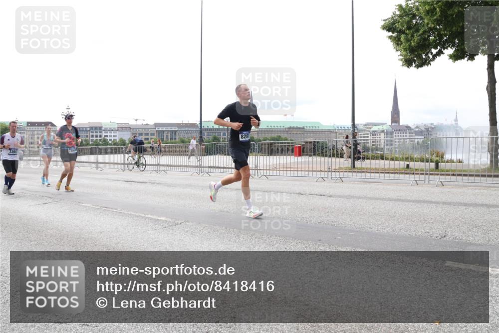 29.06.2025 - hella hamburg halbmarathon Lena Gebhardt http://msf.ph/oto/8418416 29.06.2025 10:27:09 Lombardsbrücke 13462, 8281, 1530, 1793, 1973, 2045, 2306, 2775, 4358, 4507, 4509, 5494, 5495, 5707, 5825, 6259, 6625, 6637, 7069, 7234, 7314, 7944, 8056, 8281, 9186, 9349, 10077, 10465, 11110, 11740, 11766, 12071, 13462, 14020, 14021, 15027, 15108, 15641, 15878, 16479, 16788, 17049, 17300, 17445, 18074, 18097, 18516, 18962, 18976, 18978 meine-sportfotos.de