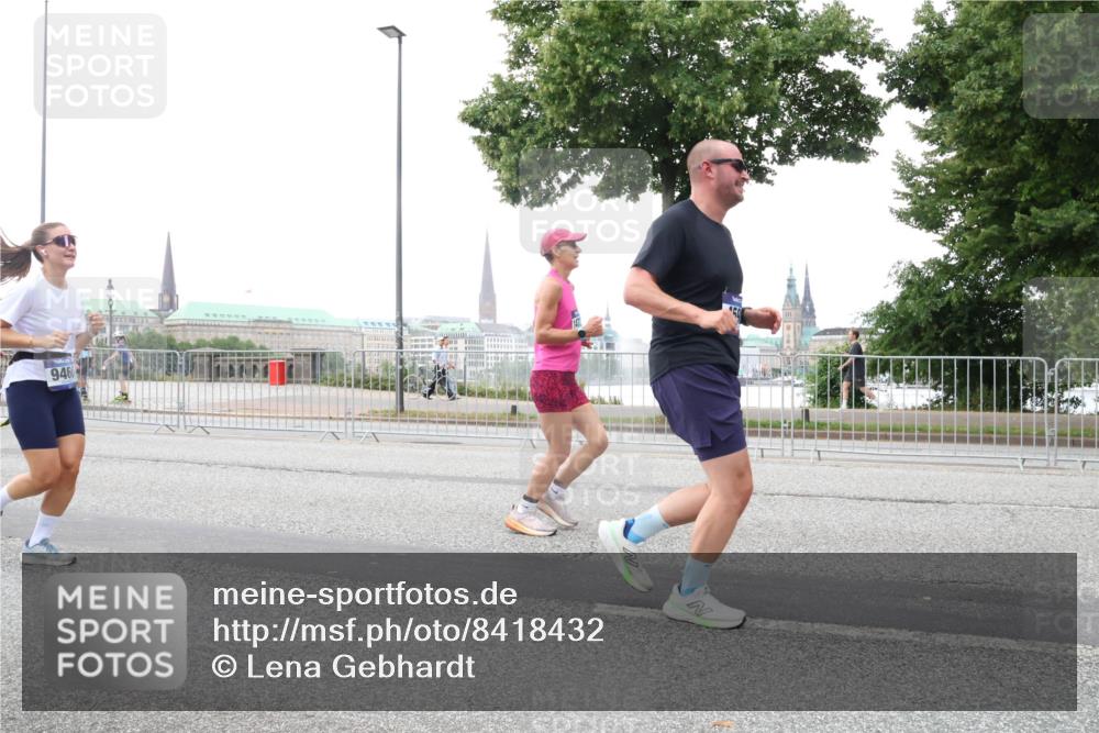29.06.2025 - hella hamburg halbmarathon Lena Gebhardt http://msf.ph/oto/8418432 29.06.2025 10:52:08 Lombardsbrücke 9460, 50, 1418, 1978, 3038, 3240, 3645, 3991, 4087, 4273, 4436, 4598, 4606, 4815, 5062, 5262, 5534, 6386, 6403, 6404, 6406, 6456, 6604, 6671, 6947, 6985, 7682, 7690, 7691, 7735, 7812, 8194, 8196, 8250, 8251, 8621, 9220, 9368, 9460, 9590, 9594, 9673, 9730, 9731, 10296, 10342, 10521, 10533, 10634, 10673, 10693, 10830, 10884, 11084, 11101, 11126, 11127, 11375, 11736, 11875, 11899, 11974, 12065, 12546, 12558 meine-sportfotos.de