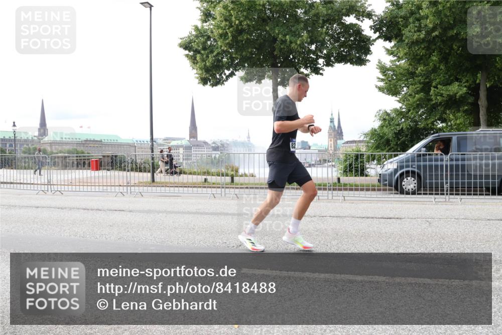 29.06.2025 - hella hamburg halbmarathon Lena Gebhardt http://msf.ph/oto/8418488 29.06.2025 10:27:10 Lombardsbrücke 82, 1530, 1793, 1973, 2045, 2306, 2775, 4358, 4507, 4509, 5494, 5495, 5707, 5825, 6259, 6625, 6637, 7069, 7234, 7314, 7944, 8056, 8281, 9186, 9349, 10077, 10465, 11110, 11256, 11740, 11766, 12071, 13462, 14020, 14021, 15027, 15108, 15641, 15878, 16479, 17049, 17445, 18074, 18097, 18516, 18962, 18976, 18978 meine-sportfotos.de