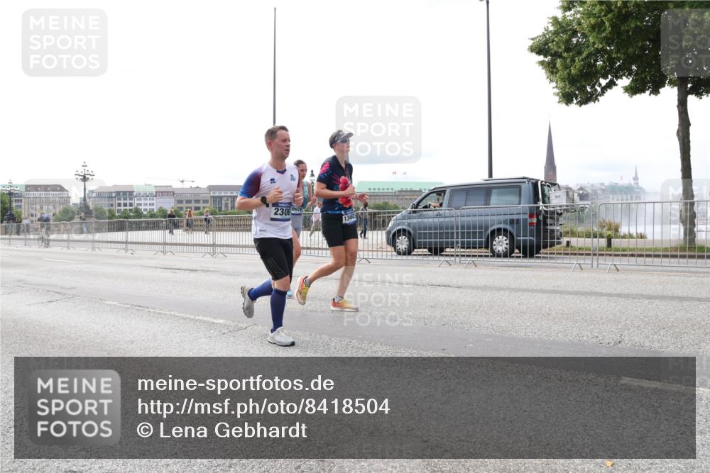 29.06.2025 - hella hamburg halbmarathon Lena Gebhardt http://msf.ph/oto/8418504 29.06.2025 10:27:11 Lombardsbrücke 23068976, 13462, 1530, 1793, 1973, 2045, 2306, 2775, 4358, 4507, 4509, 5494, 5495, 5707, 5825, 6259, 6625, 6637, 7069, 7234, 7314, 7944, 8056, 8281, 9349, 10077, 10465, 11110, 11256, 11740, 11766, 12071, 12500, 13462, 14020, 14021, 15027, 15108, 15641, 15878, 16479, 17049, 17445, 18097, 18516, 18962, 18976, 18978 meine-sportfotos.de