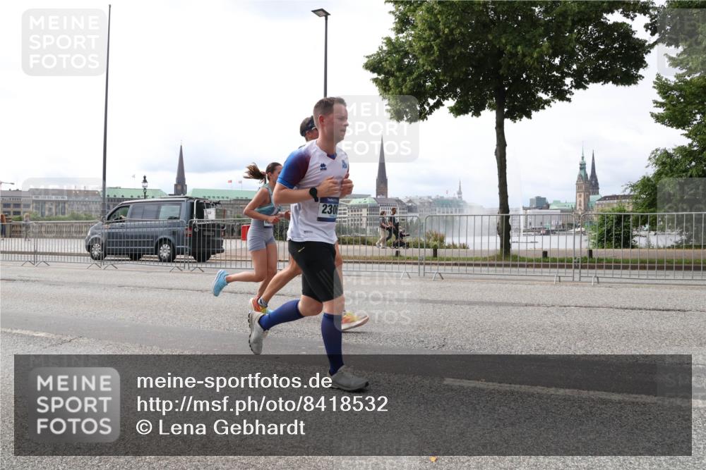 29.06.2025 - hella hamburg halbmarathon Lena Gebhardt http://msf.ph/oto/8418532 29.06.2025 10:27:11 Lombardsbrücke 2306, 1530, 1793, 1973, 2045, 2306, 2775, 4358, 4507, 4509, 5494, 5495, 5707, 5825, 6259, 6625, 6637, 7069, 7234, 7314, 7944, 8056, 8281, 9349, 10077, 10465, 11110, 11256, 11740, 11766, 12071, 12500, 13462, 14020, 14021, 15027, 15108, 15641, 15878, 16479, 17049, 17445, 18097, 18516, 18962, 18976, 18978 meine-sportfotos.de