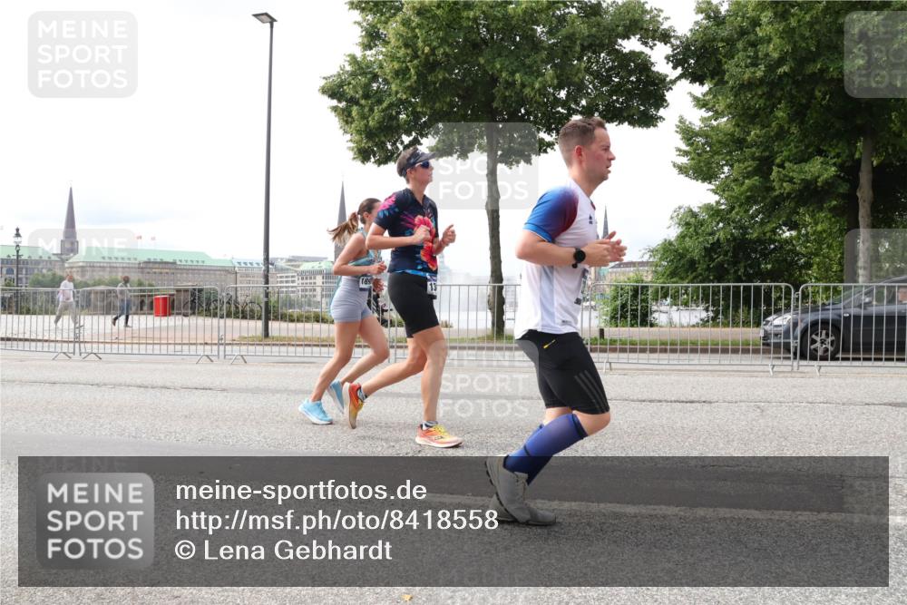 29.06.2025 - hella hamburg halbmarathon Lena Gebhardt http://msf.ph/oto/8418558 29.06.2025 10:27:12 Lombardsbrücke 184, 1530, 1793, 1973, 2045, 2306, 2775, 4358, 5494, 5495, 5707, 5825, 6259, 6625, 6637, 7069, 7234, 7314, 7944, 8056, 8281, 9349, 10077, 10465, 11110, 11256, 11740, 11766, 12071, 12500, 13462, 14020, 14021, 15027, 15108, 15641, 15878, 16479, 17049, 17445, 18097, 18516, 18962, 18976, 18978 meine-sportfotos.de