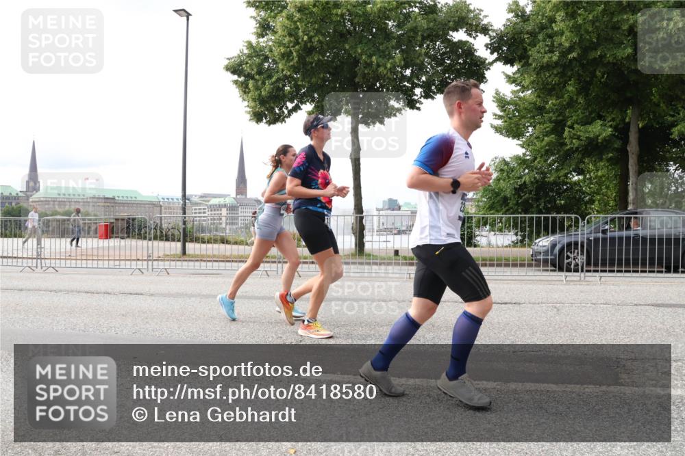 29.06.2025 - hella hamburg halbmarathon Lena Gebhardt http://msf.ph/oto/8418580 29.06.2025 10:27:12 Lombardsbrücke 1530, 1793, 1973, 2045, 2306, 2775, 4358, 5494, 5495, 5707, 5825, 6259, 6625, 6637, 7069, 7234, 7314, 7944, 8056, 8281, 9349, 10077, 10465, 11110, 11256, 11740, 11766, 12071, 12500, 13462, 14020, 14021, 15027, 15108, 15641, 15878, 16479, 17049, 17445, 18097, 18516, 18962, 18976, 18978 meine-sportfotos.de