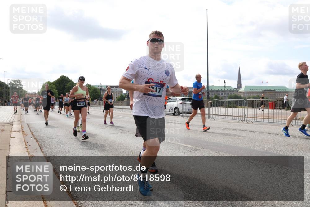29.06.2025 - hella hamburg halbmarathon Lena Gebhardt http://msf.ph/oto/8418598 29.06.2025 10:18:07 Lombardsbrücke 8248, 717, 1015, 1159, 1160, 1268, 1274, 1325, 1458, 1554, 1622, 1641, 1749, 1795, 1982, 2087, 2094, 2147, 2335, 2548, 2634, 2931, 3125, 3138, 3292, 3321, 3482, 3977, 4710, 4738, 4804, 5002, 5004, 5290, 5611, 5733, 5909, 6270, 7094, 7258, 7413, 7641, 7649, 7838, 7882, 7883, 8067, 8128, 8144, 8248, 8607, 8799, 9222, 9400, 9539, 9717, 9734, 9798, 9834, 9844, 9964, 10174, 10332, 10509, 10659, 10908, 12498, 13341 meine-sportfotos.de