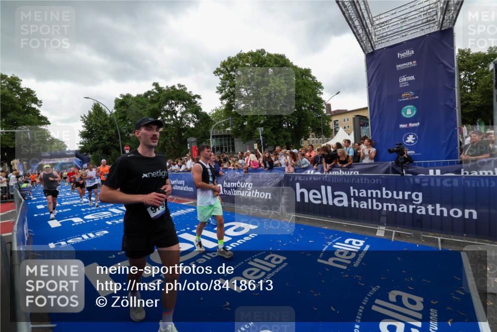 29.06.2025 - hella hamburg halbmarathon Zöllner http://msf.ph/oto/8418613 29.06.2025 10:51:57 Ziel 2818, 2823, 2880, 4297, 5102, 7724, 8856, 9793, 9959, 10057, 13799, 15427, 15690, 17815, 17962, 18869, 19137 meine-sportfotos.de