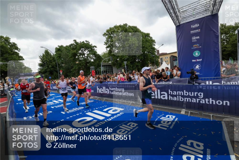 29.06.2025 - hella hamburg halbmarathon Zöllner http://msf.ph/oto/8418651 29.06.2025 10:51:59 Ziel 2818, 2823, 2880, 4033, 4297, 5102, 6390, 7130, 7409, 7724, 8413, 8856, 8977, 9959, 10057, 13799, 15690, 17815, 17962, 17978, 18869, 19137 meine-sportfotos.de