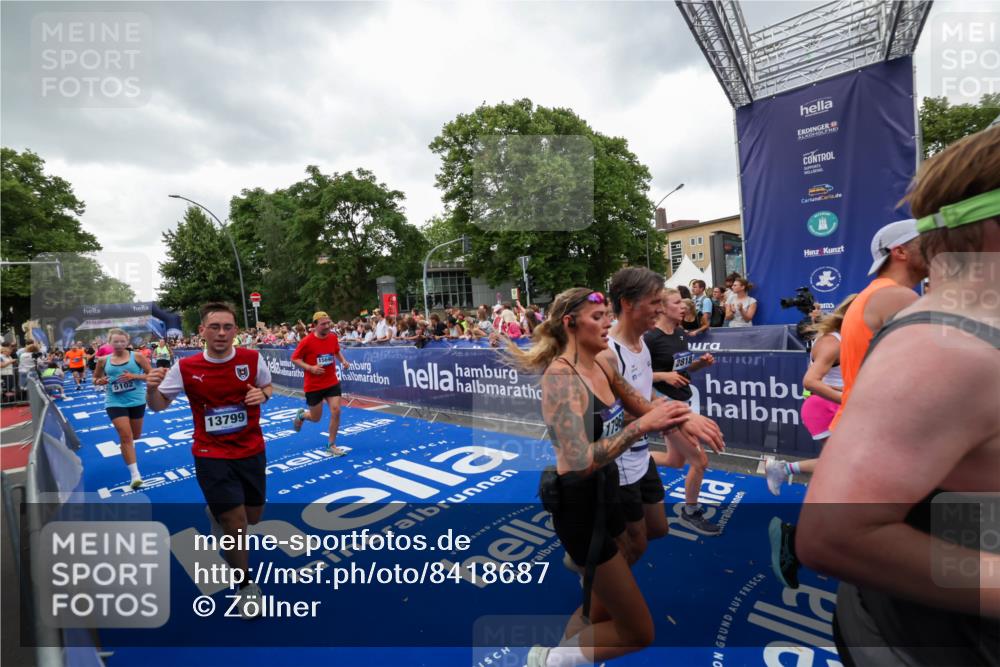 29.06.2025 - hella hamburg halbmarathon Zöllner http://msf.ph/oto/8418687 29.06.2025 10:52:01 Ziel 2818, 2823, 2880, 4033, 4297, 5102, 5336, 6390, 7130, 7409, 7724, 8413, 8856, 8977, 10057, 13799, 15356, 15690, 17962, 17978, 18869 meine-sportfotos.de