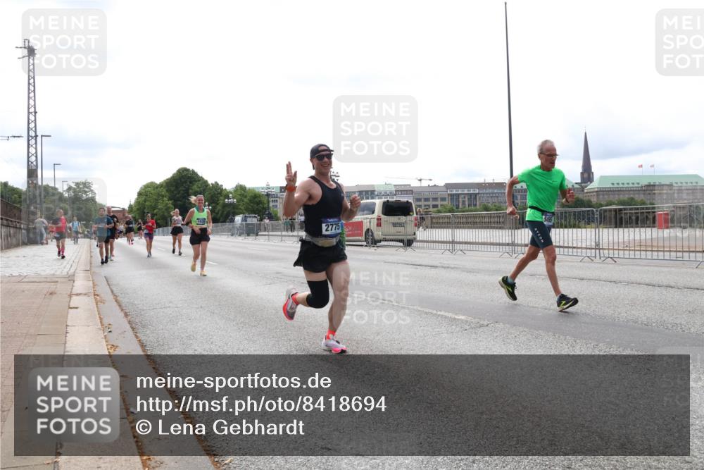 29.06.2025 - hella hamburg halbmarathon Lena Gebhardt http://msf.ph/oto/8418694 29.06.2025 10:27:16 Lombardsbrücke 1536, 2775, 1530, 1793, 1973, 2045, 2306, 2775, 4358, 4372, 5285, 5494, 5495, 5707, 5825, 6259, 6637, 7069, 7234, 7314, 7944, 8056, 8281, 9349, 10077, 10158, 10465, 11110, 11256, 11766, 12071, 12500, 13462, 14020, 14021, 15108, 15641, 16479, 17049, 17445, 17791, 18097, 18766, 18962, 18976, 18978 meine-sportfotos.de