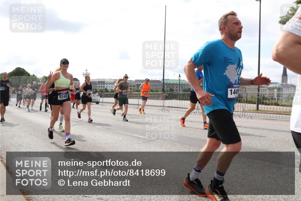 29.06.2025 - hella hamburg halbmarathon Lena Gebhardt http://msf.ph/oto/8418699 29.06.2025 10:18:07 Lombardsbrücke 7292, 8248, 12274, 144, 1015, 1159, 1160, 1268, 1274, 1325, 1458, 1554, 1622, 1641, 1749, 1795, 1982, 2087, 2094, 2147, 2335, 2548, 2634, 2931, 3125, 3138, 3292, 3321, 3482, 3977, 4710, 4738, 4804, 5002, 5004, 5290, 5611, 5733, 5909, 6270, 7094, 7258, 7413, 7641, 7649, 7838, 7882, 7883, 8067, 8128, 8144, 8248, 8607, 8799, 9222, 9400, 9539, 9717, 9734, 9798, 9834, 9844, 9964, 10174, 10332, 10509, 10659, 10908, 12498, 13341 meine-sportfotos.de