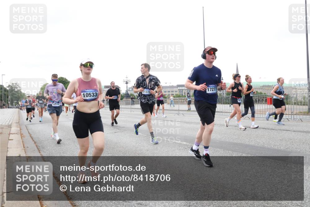 29.06.2025 - hella hamburg halbmarathon Lena Gebhardt http://msf.ph/oto/8418706 29.06.2025 10:52:09 Lombardsbrücke 12510, 10533, 11375, 17277, 1418, 1978, 3038, 3240, 3645, 3991, 4087, 4273, 4436, 4598, 4606, 4815, 5062, 5262, 5534, 6386, 6403, 6404, 6406, 6456, 6604, 6671, 6947, 6985, 7682, 7690, 7691, 7735, 7812, 8194, 8196, 8250, 8251, 8621, 9220, 9368, 9460, 9590, 9594, 9673, 9730, 9731, 10296, 10342, 10521, 10533, 10634, 10673, 10693, 10830, 10884, 11084, 11101, 11126, 11127, 11297, 11375, 11736, 11875, 11899, 11974, 12065, 12546, 12558 meine-sportfotos.de