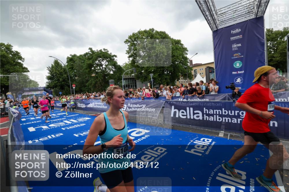 29.06.2025 - hella hamburg halbmarathon Zöllner http://msf.ph/oto/8418712 29.06.2025 10:52:02 Ziel 4033, 5102, 5336, 6390, 7130, 7409, 7724, 8413, 8977, 10057, 13799, 15356, 15506, 15690, 17978, 18869 meine-sportfotos.de