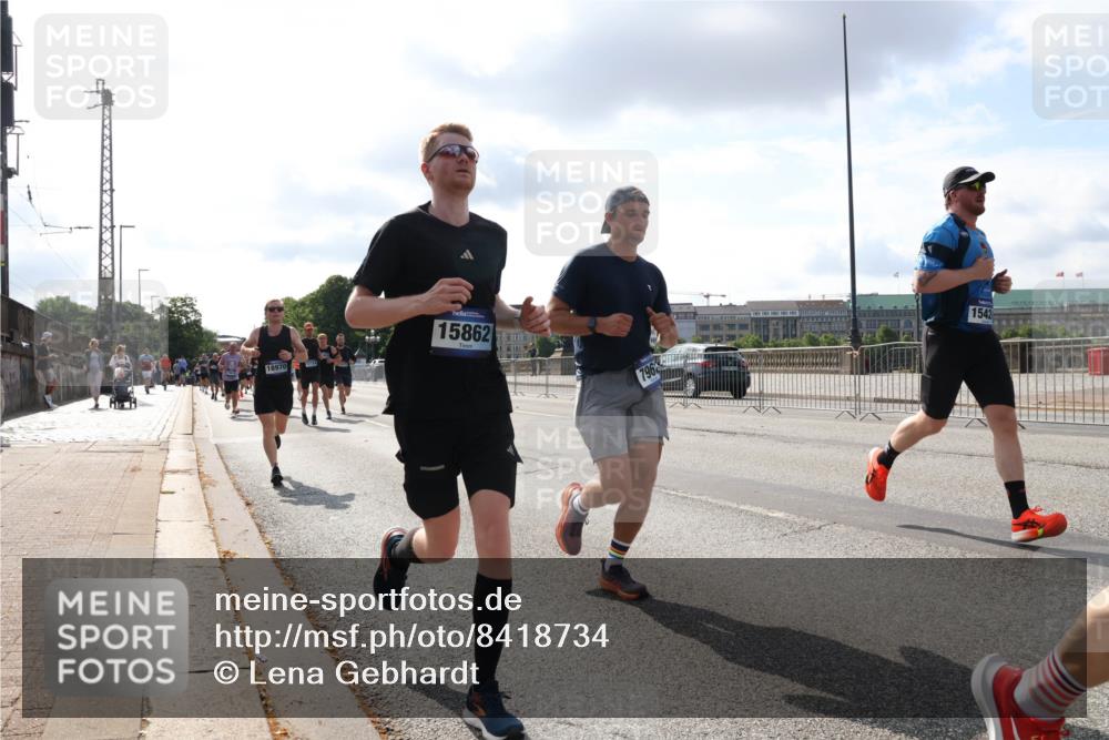 29.06.2025 - hella hamburg halbmarathon Lena Gebhardt http://msf.ph/oto/8418734 29.06.2025 09:51:21 Lombardsbrücke 18970, 15862, 796, 1542, 1136, 1256, 1441, 1520, 1570, 1677, 1912, 1920, 1941, 1962, 2579, 2880, 2972, 3523, 3700, 3947, 4297, 4634, 4759, 4843, 4854, 4888, 4889, 4999, 5087, 5275, 5375, 5387, 5410, 6429, 6593, 6639, 6721, 6901, 7105, 7110, 7116, 7284, 7363, 7378, 7635, 7693, 7962, 8091, 8122, 8319, 8574, 8871, 8966, 9262, 9313, 9364, 9371, 9380, 9755, 9833, 9885, 10193, 10415, 10469, 10480, 11049, 11417, 11907, 11959, 12153, 14201 meine-sportfotos.de