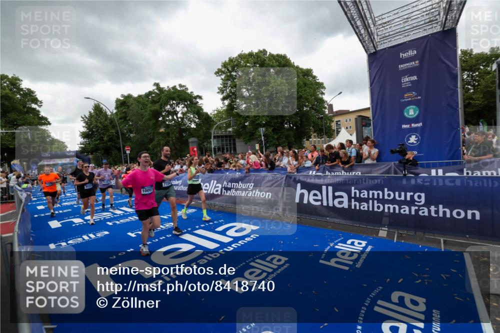29.06.2025 - hella hamburg halbmarathon Zöllner http://msf.ph/oto/8418740 29.06.2025 10:52:04 Ziel 4033, 5336, 6390, 7130, 7409, 7724, 8413, 8977, 10057, 15356, 15506, 16179, 17978, 18869 meine-sportfotos.de