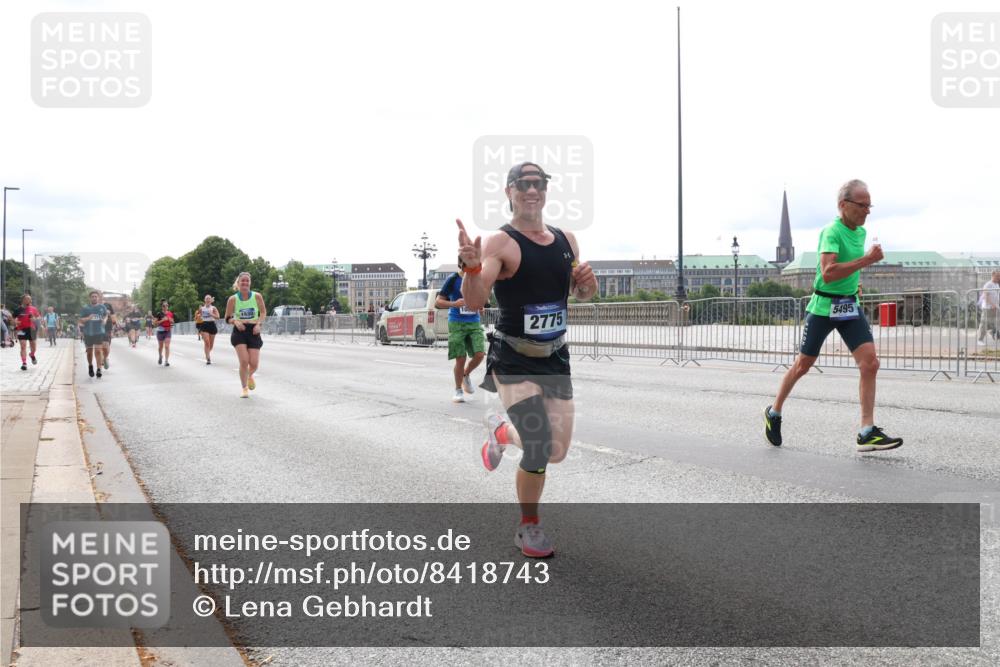 29.06.2025 - hella hamburg halbmarathon Lena Gebhardt http://msf.ph/oto/8418743 29.06.2025 10:27:16 Lombardsbrücke 2775, 5495, 1530, 1793, 1973, 2045, 2306, 2775, 4358, 4372, 5285, 5494, 5495, 5707, 5825, 6259, 6637, 7069, 7234, 7314, 7944, 8056, 8281, 9349, 10077, 10158, 10465, 11110, 11256, 11766, 12071, 12500, 13462, 14020, 14021, 15108, 15641, 16479, 17049, 17445, 17791, 18097, 18766, 18962, 18976, 18978 meine-sportfotos.de