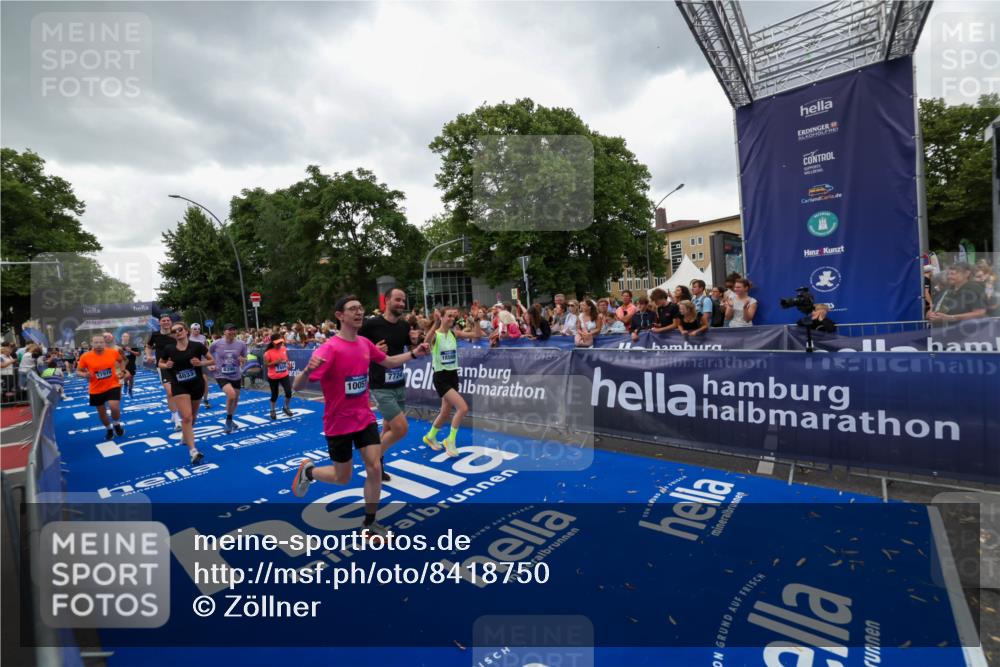 29.06.2025 - hella hamburg halbmarathon Zöllner http://msf.ph/oto/8418750 29.06.2025 10:52:05 Ziel 4033, 5336, 6390, 7130, 7409, 7724, 7732, 8413, 8977, 10057, 15356, 15506, 15829, 16179, 16666, 17978, 18869 meine-sportfotos.de