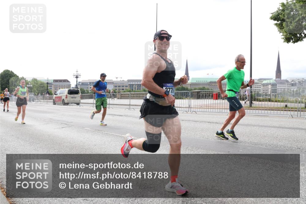 29.06.2025 - hella hamburg halbmarathon Lena Gebhardt http://msf.ph/oto/8418788 29.06.2025 10:27:16 Lombardsbrücke 1530, 2775, 1530, 1793, 1973, 2045, 2306, 2775, 4358, 4372, 5285, 5494, 5495, 5707, 5825, 6259, 6637, 7069, 7234, 7314, 7944, 8056, 8281, 9349, 10077, 10158, 10465, 11110, 11256, 11766, 12071, 12500, 13462, 14020, 14021, 15108, 15641, 16479, 17049, 17445, 17791, 18097, 18766, 18962, 18976, 18978 meine-sportfotos.de