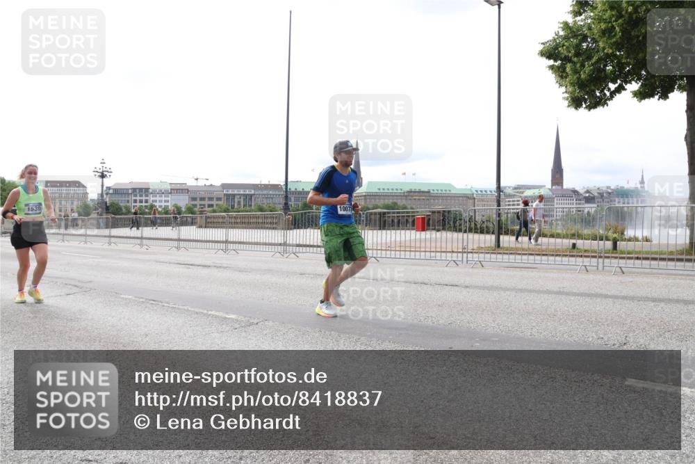 29.06.2025 - hella hamburg halbmarathon Lena Gebhardt http://msf.ph/oto/8418837 29.06.2025 10:27:17 Lombardsbrücke 1530, 10077, 1530, 1793, 1973, 2045, 2306, 2775, 4358, 4372, 5285, 5494, 5495, 5707, 5825, 6259, 6637, 7069, 7234, 7314, 7944, 8056, 8281, 9349, 10077, 10158, 10465, 11110, 11256, 11766, 12500, 13462, 14020, 14021, 15108, 15641, 16479, 17049, 17445, 17791, 18097, 18766, 18962, 18976, 18978 meine-sportfotos.de