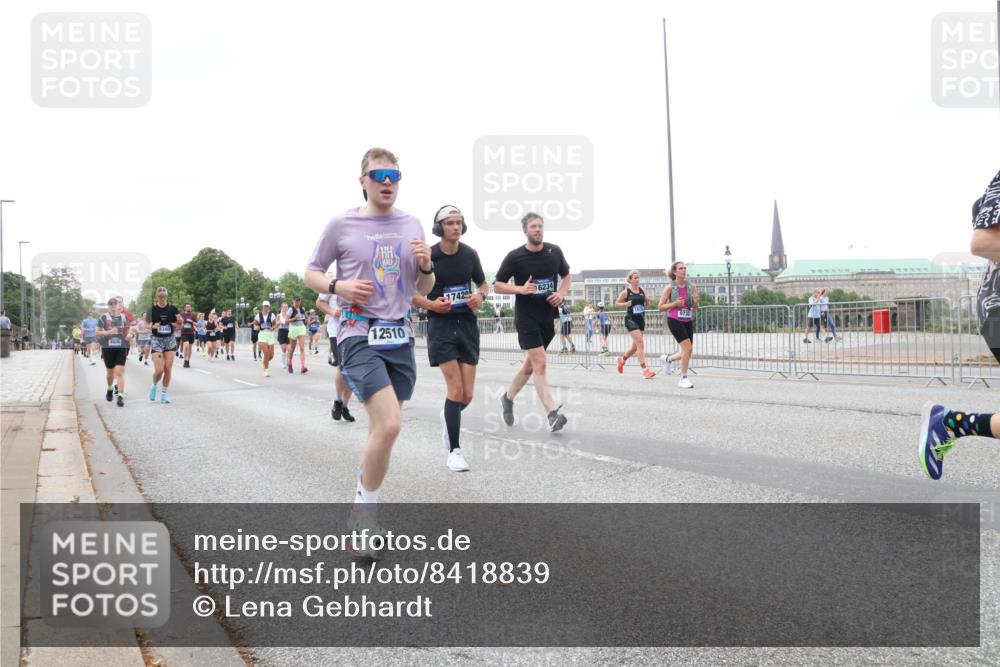 29.06.2025 - hella hamburg halbmarathon Lena Gebhardt http://msf.ph/oto/8418839 29.06.2025 10:52:11 Lombardsbrücke 12510, 1742, 6234, 9730, 1418, 1978, 2528, 3038, 3645, 4087, 4273, 4436, 4598, 4606, 4815, 5062, 5262, 5534, 6386, 6403, 6404, 6406, 6456, 6604, 6671, 6947, 6985, 7682, 7690, 7691, 7735, 7812, 8194, 8196, 8250, 8251, 8621, 9103, 9220, 9368, 9460, 9590, 9594, 9673, 9730, 9731, 10080, 10296, 10342, 10521, 10533, 10634, 10673, 10693, 10830, 10884, 11084, 11101, 11126, 11127, 11297, 11375, 11736, 11899, 11974, 12065, 12546, 12558 meine-sportfotos.de