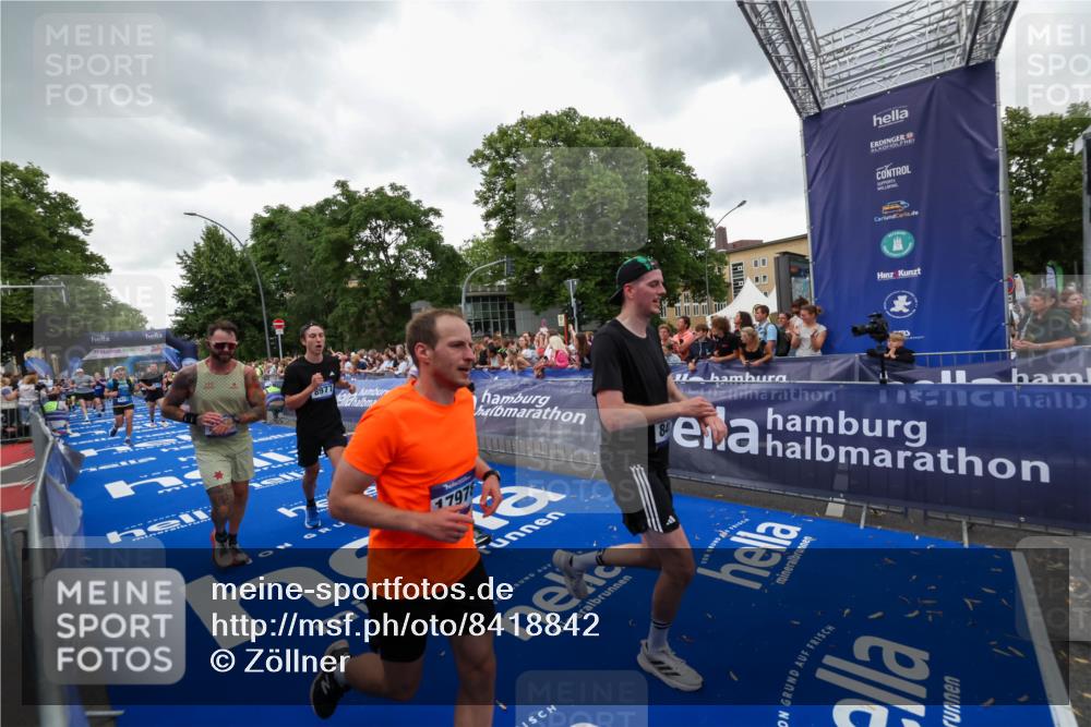 29.06.2025 - hella hamburg halbmarathon Zöllner http://msf.ph/oto/8418842 29.06.2025 10:52:07 Ziel 1482, 2595, 4033, 5093, 5336, 5378, 6390, 7130, 7409, 7732, 8413, 8977, 12580, 15356, 15506, 15829, 16179, 16666, 17978, 18801 meine-sportfotos.de