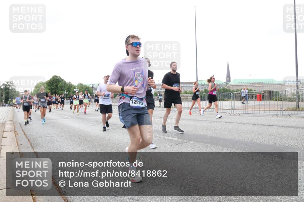29.06.2025 - hella hamburg halbmarathon Lena Gebhardt http://msf.ph/oto/8418862 29.06.2025 10:52:11 Lombardsbrücke 4087, 12510, 16234, 1418, 1978, 2528, 3038, 3645, 4087, 4273, 4436, 4598, 4606, 4815, 5062, 5262, 5534, 6386, 6403, 6404, 6406, 6456, 6604, 6671, 6947, 6985, 7682, 7690, 7691, 7735, 7812, 8194, 8196, 8250, 8251, 8621, 9103, 9220, 9368, 9460, 9590, 9594, 9673, 9730, 9731, 10080, 10296, 10342, 10521, 10533, 10634, 10673, 10693, 10830, 10884, 11084, 11101, 11126, 11127, 11297, 11375, 11736, 11899, 11974, 12065, 12546, 12558 meine-sportfotos.de