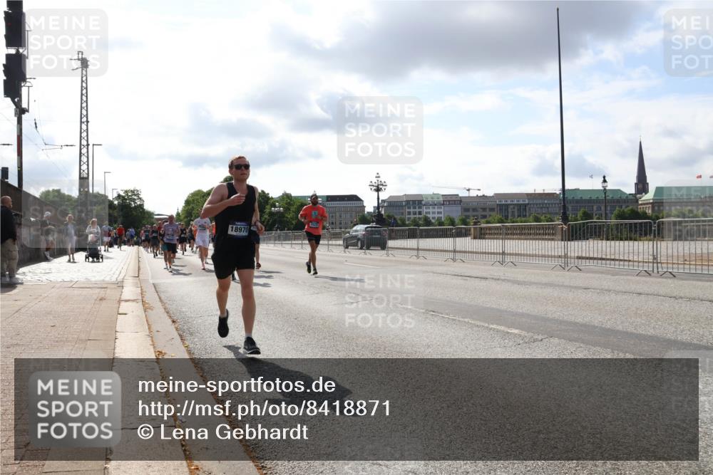 29.06.2025 - hella hamburg halbmarathon Lena Gebhardt http://msf.ph/oto/8418871 29.06.2025 09:51:22 Lombardsbrücke 18970, 1136, 1256, 1441, 1520, 1570, 1677, 1912, 1920, 1941, 1962, 2579, 2880, 2972, 3523, 3700, 3947, 4297, 4634, 4759, 4843, 4854, 4888, 4889, 4999, 5087, 5275, 5375, 5387, 5410, 6429, 6593, 6639, 6721, 6901, 7105, 7116, 7284, 7363, 7378, 7635, 7693, 7962, 8091, 8122, 8319, 8871, 8966, 9114, 9262, 9313, 9364, 9371, 9380, 9755, 9833, 9885, 10193, 10415, 10469, 10480, 10669, 11049, 11417, 11907, 11959, 12153, 14201 meine-sportfotos.de