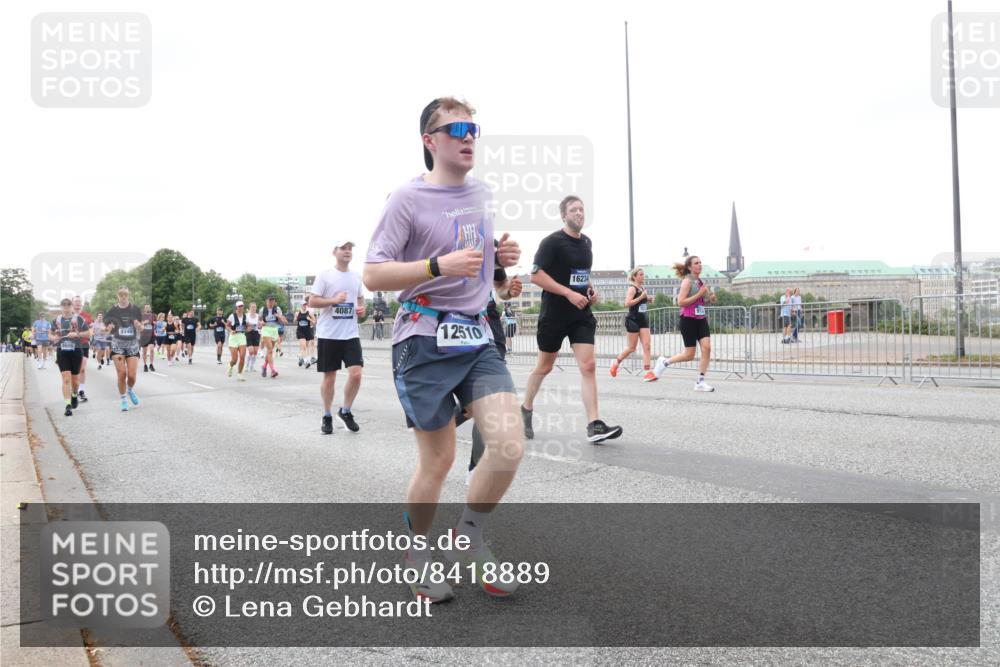 29.06.2025 - hella hamburg halbmarathon Lena Gebhardt http://msf.ph/oto/8418889 29.06.2025 10:52:11 Lombardsbrücke 9340, 4087, 12510, 16234, 1418, 1978, 2528, 3038, 3645, 4087, 4273, 4436, 4598, 4606, 4815, 5062, 5262, 5534, 6386, 6403, 6404, 6406, 6456, 6604, 6671, 6947, 6985, 7682, 7690, 7691, 7735, 7812, 8194, 8196, 8250, 8251, 8621, 9103, 9220, 9368, 9460, 9590, 9594, 9673, 9730, 9731, 10080, 10296, 10342, 10521, 10533, 10634, 10673, 10693, 10830, 10884, 11084, 11101, 11126, 11127, 11297, 11375, 11736, 11899, 11974, 12065, 12546, 12558 meine-sportfotos.de