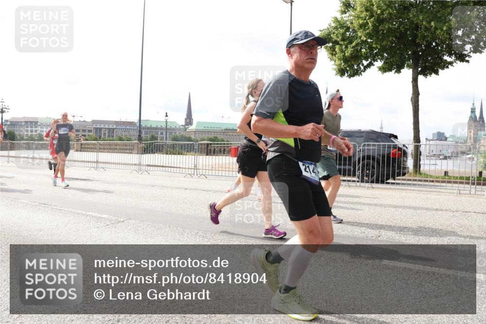 29.06.2025 - hella hamburg halbmarathon Lena Gebhardt http://msf.ph/oto/8418904 29.06.2025 10:18:09 Lombardsbrücke 11450, 214, 1015, 1159, 1160, 1268, 1274, 1325, 1458, 1554, 1622, 1641, 1749, 1982, 2087, 2094, 2147, 2335, 2634, 2931, 3125, 3138, 3292, 3321, 3482, 3977, 4710, 4738, 4804, 5004, 5290, 5611, 5733, 5909, 6270, 7094, 7641, 7649, 7838, 7882, 7883, 8067, 8128, 8144, 8248, 8607, 8799, 9222, 9400, 9539, 9717, 9734, 9798, 9834, 9844, 9964, 10174, 10332, 10509, 10659, 10908, 12498, 13341 meine-sportfotos.de