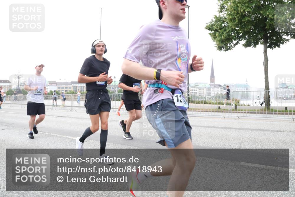 29.06.2025 - hella hamburg halbmarathon Lena Gebhardt http://msf.ph/oto/8418943 29.06.2025 10:52:12 Lombardsbrücke 4087, 1002, 12, 1418, 1978, 2528, 3038, 3645, 4087, 4273, 4436, 4598, 4606, 4815, 5062, 5262, 5534, 6386, 6403, 6404, 6406, 6456, 6604, 6671, 6947, 6985, 7682, 7690, 7691, 7735, 7812, 8194, 8196, 8250, 8251, 8621, 9103, 9220, 9368, 9460, 9590, 9594, 9673, 9730, 9731, 10080, 10296, 10342, 10533, 10634, 10673, 10693, 10830, 10884, 11084, 11101, 11126, 11127, 11297, 11375, 11736, 11899, 11974, 12065, 12546, 12558 meine-sportfotos.de