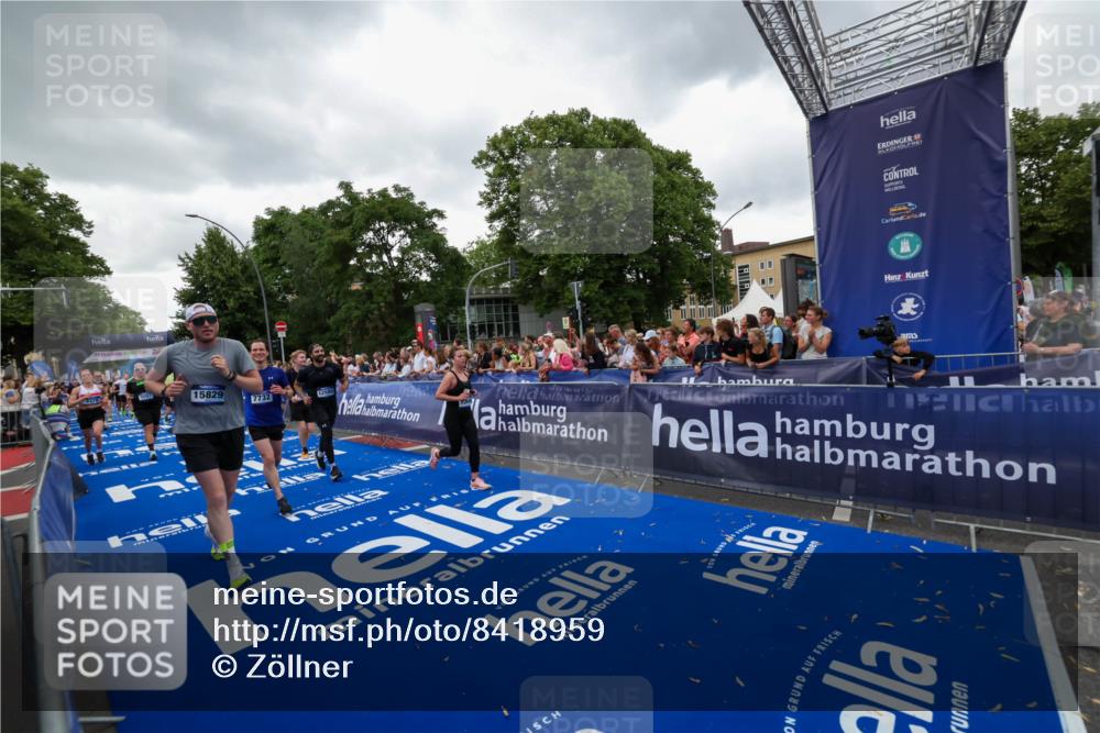 29.06.2025 - hella hamburg halbmarathon Zöllner http://msf.ph/oto/8418959 29.06.2025 10:52:12 Ziel 1482, 2397, 2595, 5032, 5093, 5378, 6897, 7732, 9082, 12135, 12580, 13726, 14248, 14300, 15275, 15829, 16003, 16179, 16320, 16591, 16666, 17033, 17130, 18475, 18801 meine-sportfotos.de