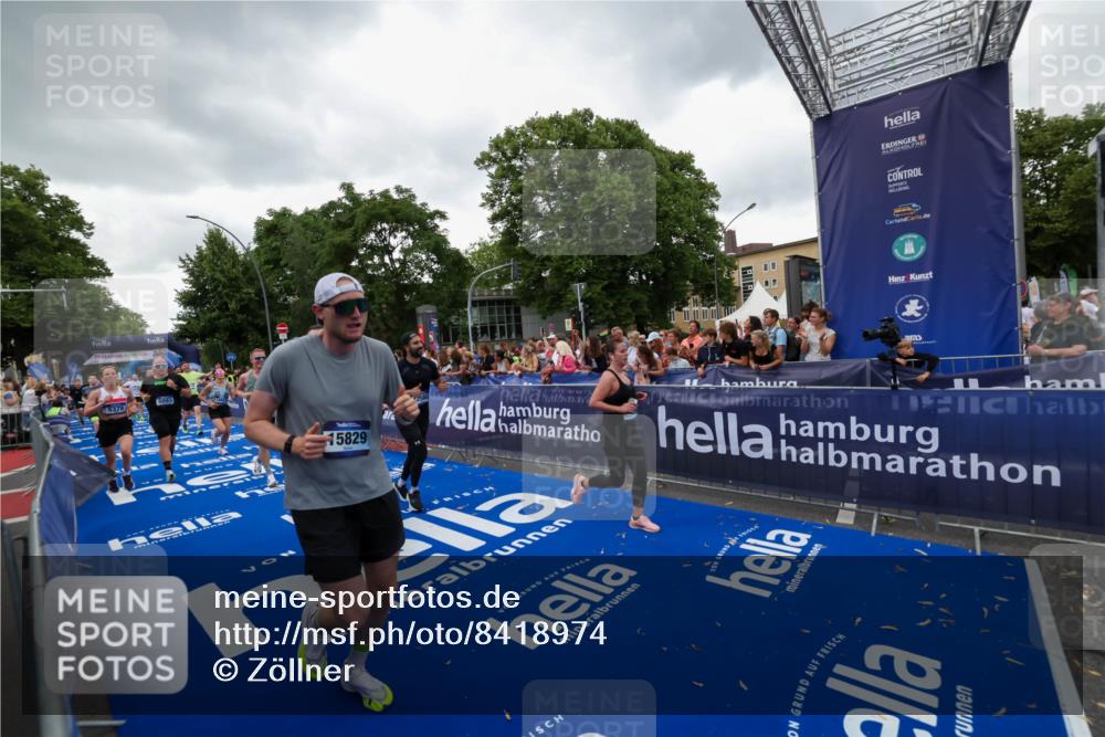 29.06.2025 - hella hamburg halbmarathon Zöllner http://msf.ph/oto/8418974 29.06.2025 10:52:13 Ziel 1482, 2397, 2595, 4837, 5032, 5087, 5093, 5378, 5482, 6897, 7732, 9082, 12135, 12580, 13726, 14248, 14300, 15275, 15829, 16003, 16320, 16591, 16666, 17033, 17130, 18475, 18801 meine-sportfotos.de