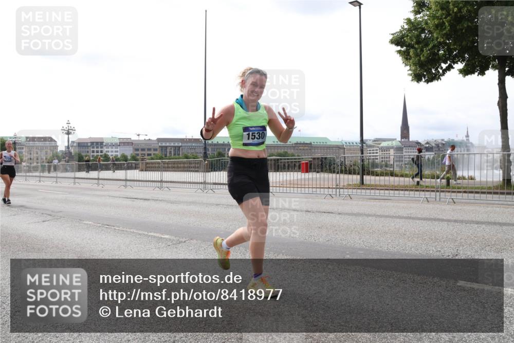 29.06.2025 - hella hamburg halbmarathon Lena Gebhardt http://msf.ph/oto/8418977 29.06.2025 10:27:19 Lombardsbrücke 7234, 1530, 1530, 1793, 1973, 2045, 2306, 2775, 4358, 4372, 5285, 5494, 5495, 5707, 5825, 6259, 6637, 7234, 7314, 7944, 8056, 8281, 9349, 10077, 10158, 10465, 11110, 11256, 11766, 12500, 13462, 14020, 14021, 15108, 15641, 16479, 17049, 17427, 17445, 17791, 18012, 18097, 18766, 18962, 18976, 18978 meine-sportfotos.de