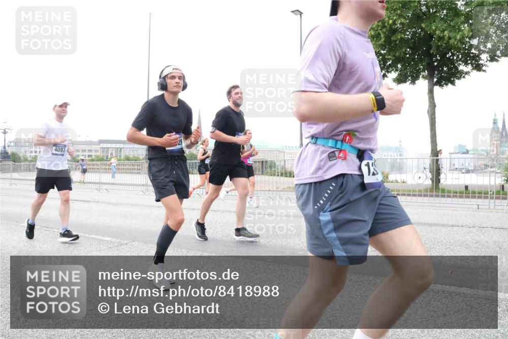 29.06.2025 - hella hamburg halbmarathon Lena Gebhardt http://msf.ph/oto/8418988 29.06.2025 10:52:12 Lombardsbrücke 4087, 13, 1418, 1978, 2528, 3038, 3645, 4087, 4273, 4436, 4598, 4606, 4815, 5062, 5262, 5534, 6386, 6403, 6404, 6406, 6456, 6604, 6671, 6947, 6985, 7682, 7690, 7691, 7735, 7812, 8194, 8196, 8250, 8251, 8621, 9103, 9220, 9368, 9460, 9590, 9594, 9673, 9730, 9731, 10080, 10296, 10342, 10533, 10634, 10673, 10693, 10830, 10884, 11084, 11101, 11126, 11127, 11297, 11375, 11736, 11899, 11974, 12065, 12546, 12558 meine-sportfotos.de