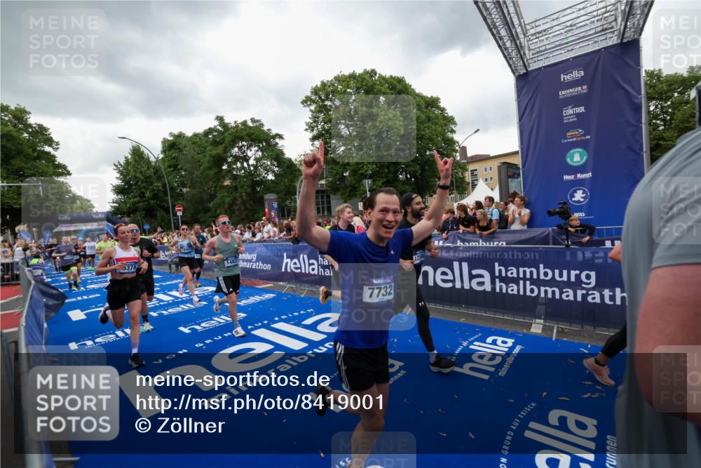 29.06.2025 - hella hamburg halbmarathon Zöllner http://msf.ph/oto/8419001 29.06.2025 10:52:14 Ziel 1482, 2397, 2595, 4837, 5032, 5087, 5093, 5378, 5482, 6897, 7732, 9082, 12135, 12580, 13726, 14248, 14300, 15275, 15829, 16003, 16320, 16591, 16666, 17033, 17130, 18475, 18801 meine-sportfotos.de