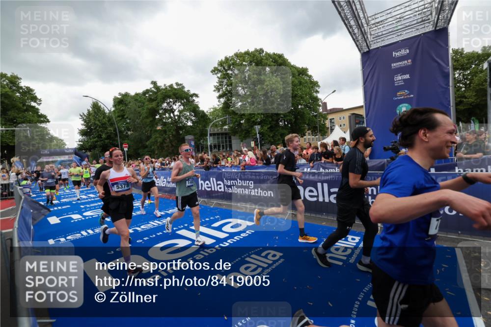 29.06.2025 - hella hamburg halbmarathon Zöllner http://msf.ph/oto/8419005 29.06.2025 10:52:14 Ziel 1482, 2397, 2595, 4837, 5032, 5087, 5093, 5378, 5482, 6897, 7732, 9082, 12135, 12580, 13726, 14248, 14300, 15275, 15829, 16003, 16320, 16591, 16666, 17033, 17130, 18475, 18801 meine-sportfotos.de