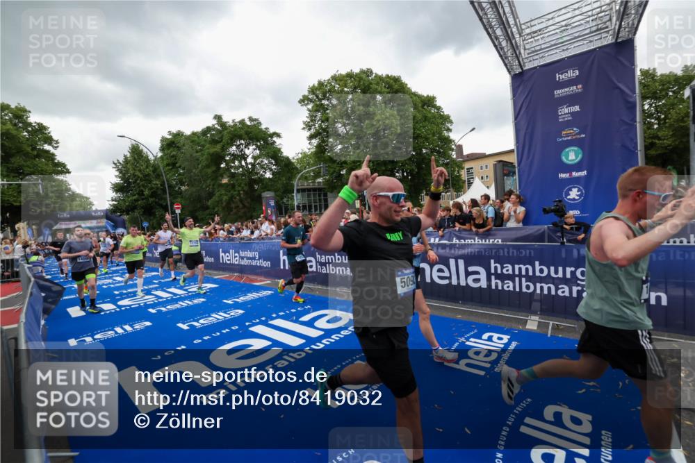29.06.2025 - hella hamburg halbmarathon Zöllner http://msf.ph/oto/8419032 29.06.2025 10:52:15 Ziel 1482, 2397, 2595, 4837, 5032, 5087, 5093, 5378, 5482, 6897, 9074, 9082, 12135, 12580, 13726, 14248, 14300, 15275, 16003, 16320, 16591, 17033, 17130, 18475, 18801 meine-sportfotos.de