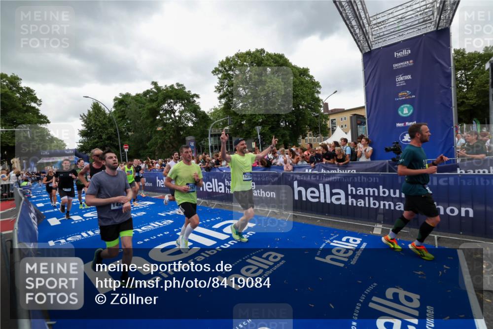 29.06.2025 - hella hamburg halbmarathon Zöllner http://msf.ph/oto/8419084 29.06.2025 10:52:17 Ziel 2397, 4419, 4837, 5032, 5087, 5482, 6164, 6897, 7896, 9074, 9082, 12135, 13726, 14248, 14300, 15275, 15446, 16003, 16320, 16591, 17033, 17130, 18475 meine-sportfotos.de