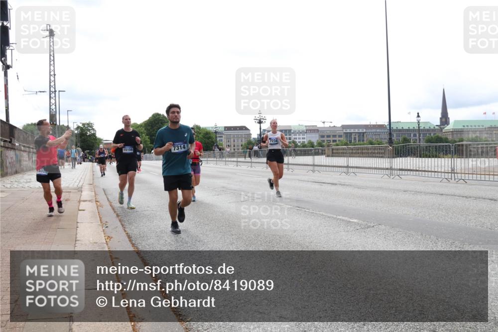 29.06.2025 - hella hamburg halbmarathon Lena Gebhardt http://msf.ph/oto/8419089 29.06.2025 10:27:21 Lombardsbrücke 4020, 15108, 7314, 1530, 1793, 1973, 2045, 2306, 2775, 4358, 4372, 5285, 5494, 5495, 5707, 5825, 6214, 6259, 6637, 7234, 7314, 7944, 8056, 8281, 9349, 10077, 10158, 10465, 11110, 11256, 11766, 12500, 13462, 14020, 14021, 14206, 15108, 15641, 16479, 17049, 17427, 17445, 17791, 18012, 18097, 18766, 18962, 18976, 18978 meine-sportfotos.de