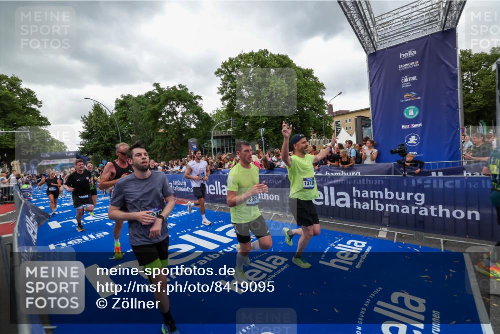 29.06.2025 - hella hamburg halbmarathon Zöllner http://msf.ph/oto/8419095 29.06.2025 10:52:17 Ziel 2397, 4419, 4837, 5032, 5087, 5482, 6164, 6897, 7896, 9074, 9082, 12135, 13726, 14248, 14300, 15275, 15446, 16003, 16320, 16591, 17033, 17130, 18475 meine-sportfotos.de
