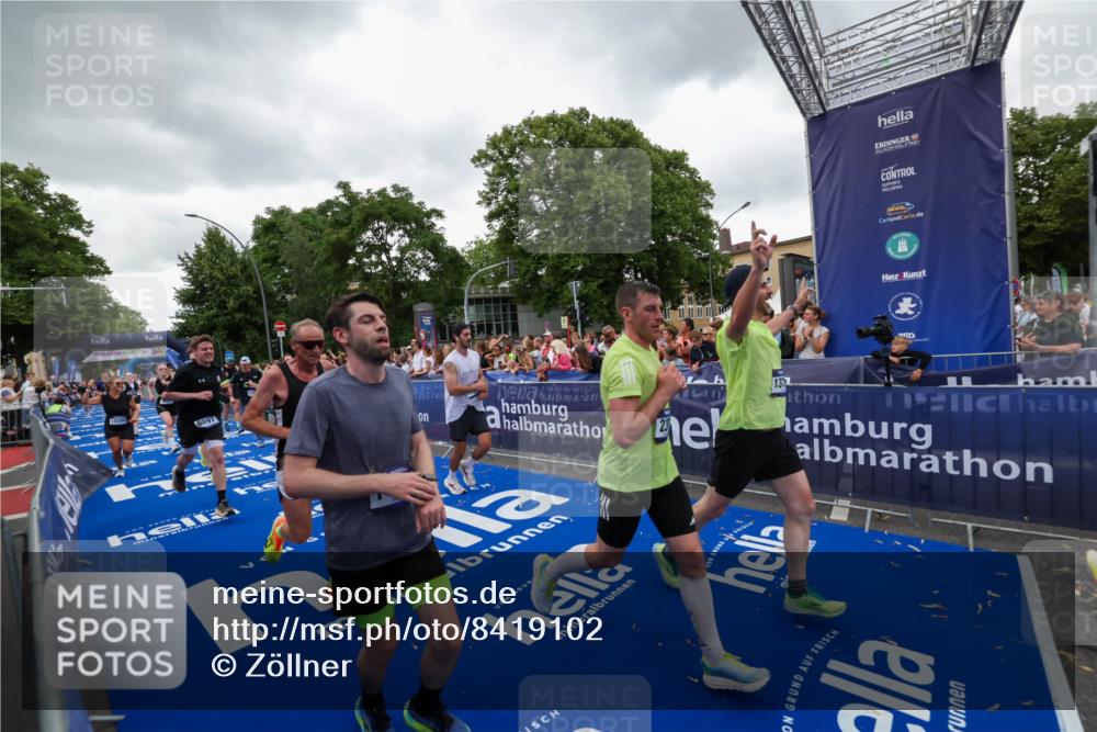 29.06.2025 - hella hamburg halbmarathon Zöllner http://msf.ph/oto/8419102 29.06.2025 10:52:17 Ziel 2397, 4419, 4837, 5032, 5087, 5482, 6164, 6897, 7896, 9074, 9082, 12135, 13726, 14248, 14300, 15275, 15446, 16003, 16320, 16591, 17033, 17130, 18475 meine-sportfotos.de